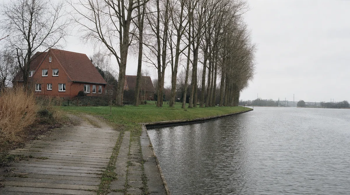 Ufer des Nord-Ostsee-Kanals bei Rendsburg mit Backsteinhäusern